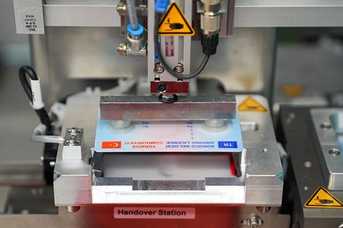 EHLİYETLER GEÇERSİZ SAYILACAK<br>Nüfus ve Vatandaşlık İşleri Genel Müdürlüğü'nden edinilen bilgilere göre, bugüne kadar 31 milyon 643 bin 355 ehliyet yenileme başvurusu yapıldı ancak 4 milyon 237 bin kişi hala eski sürücü belgesini kullanmaya devam ediyor.<br><br>Eski tip sürücü belgesi kullanan kişilerin, 1 Ağustos'a kadar yenileme işlemi yapmaması durumunda ehliyetleri geçersiz sayılacak.