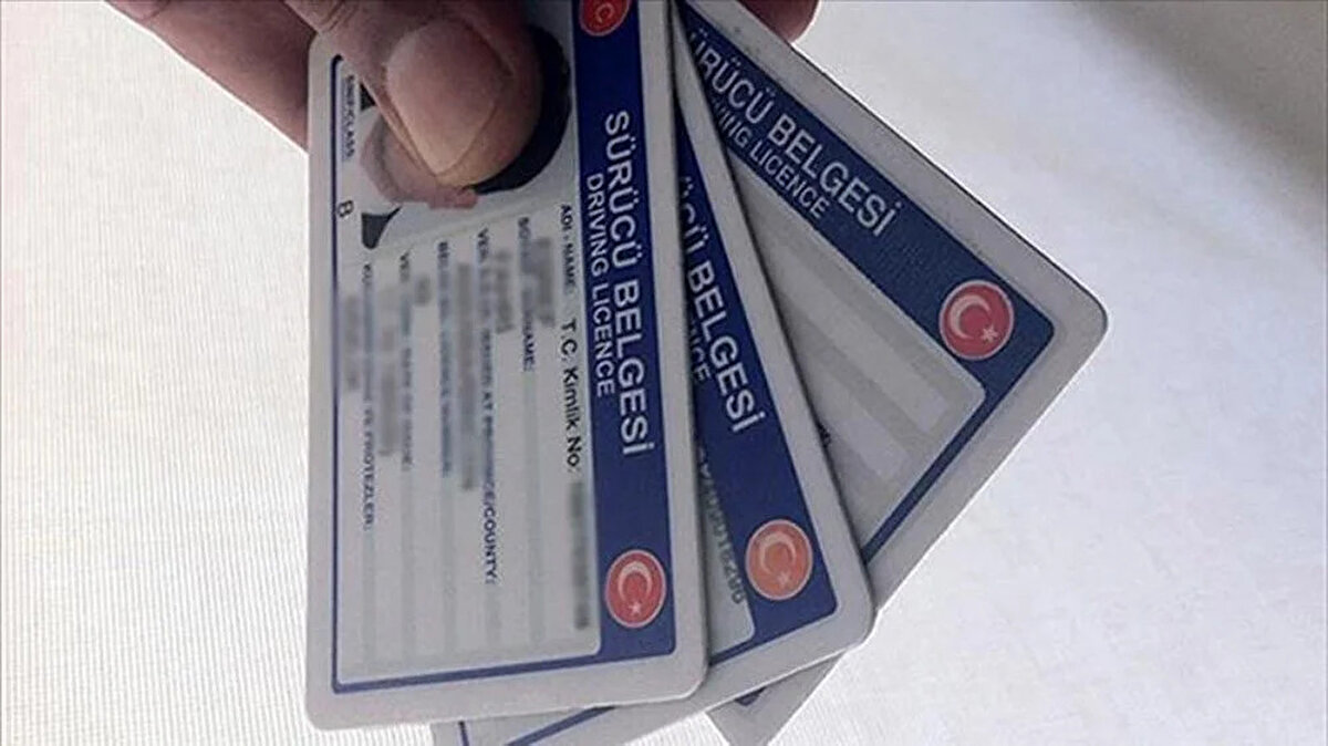 YENİ TİP EHLİYET BAŞVURUSU NASIL YAPILIYOR?<br>Sürücü belgesini yenilemek isteyenler, Alo 199 Çağrı Merkezi, mobil uygulama veya nvi.gov.tr üzerinden randevu alarak gerekli evrakları tamamlayıp nüfus müdürlüklerine başvurabiliyor.
