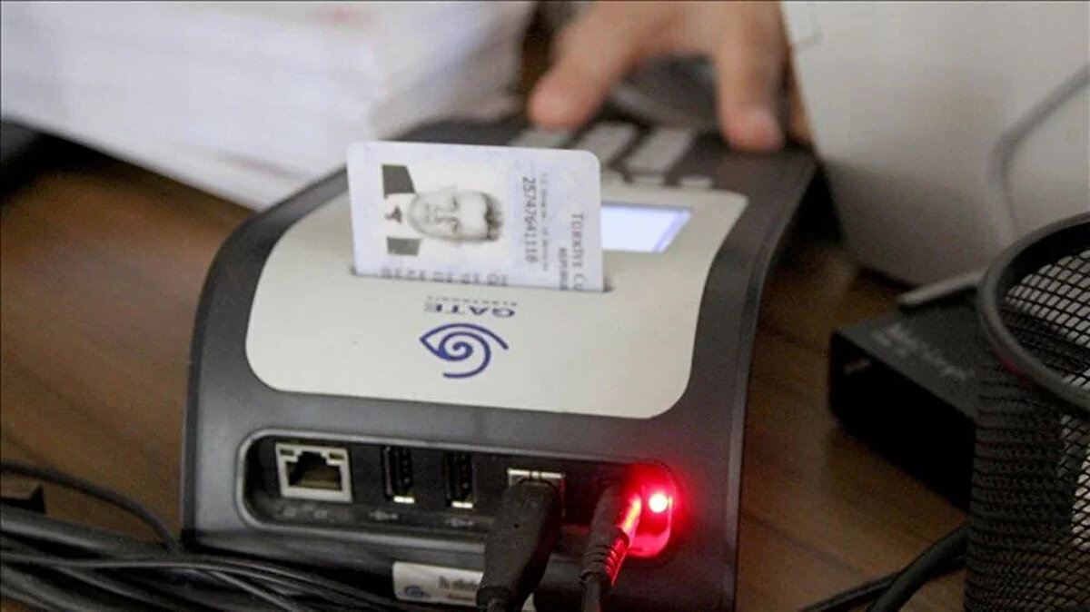 YENİ TİP EHLİYET İÇİN GEREKLİ BELGELER<br>Ehliyetini yenilemek isteyenlerin eski sürücü belgelerini ibraz etmeleri, 15 liralık başvuru ücretini ödemeleri, yetkili sağlık kuruluşlarından alınmış sürücü sağlık raporunu sunmaları, son 6 ay içinde çekilmiş bir biyometrik fotoğraf ve Merkezi Nüfus İdaresi Sistemi'nde (MERNİS) kayıtlı açık adreslerini bildirmeleri gerekiyor.<br><br>Başvuruda bulunanların yeni sürücü belgeleri, Nüfus ve Vatandaşlık İşleri Genel Müdürlüğü tarafından basılarak PTT aracılığıyla adreslerine teslim ediliyor.<br><br>Bu süreçte, nüfus müdürlüklerinden veya e-Devlet üzerinden alınan geçici sürücü belgesi ile araç kullanılabiliyor.