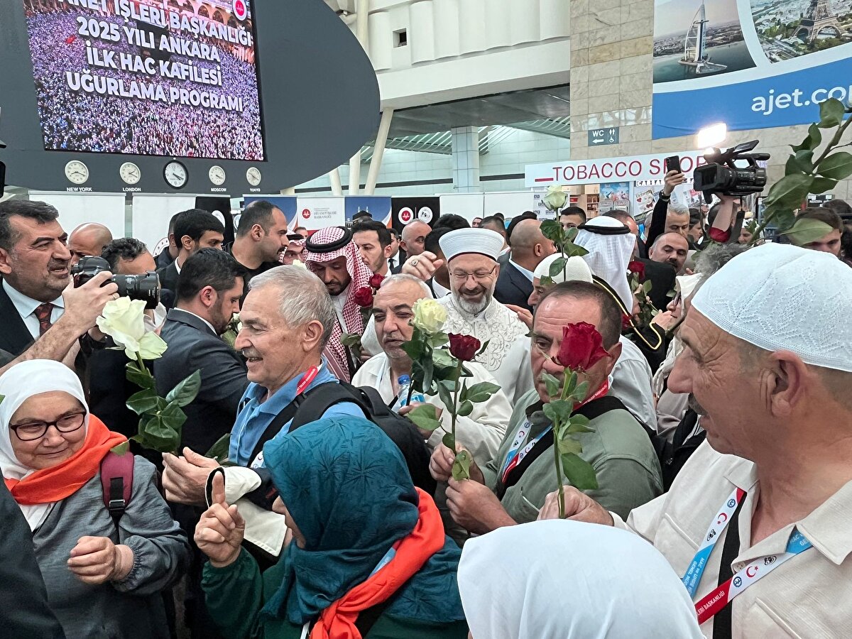 Esenboğa Havalimanı Dış Hatlar Terminali'nde düzenlenen programla 290 hacı adayı kutsal topraklara uğurlandı. Ankara'dan ve çevre illerden toplamda 40 kafile olmak üzere 6 bin 600 hacı adayının 31 Mayıs tarihine kadar kutsal topraklara gideceği belirtildi. Programa Diyanet İşleri Başkanı Prof. Dr. Ali Erbaş, Ankara Valisi Vasip Şahin, Suudi Arabistan’ın Ankara Büyükelçisi Fahad Bin Assaad Bin Abdulkareem Bin Abualnasr ile hacı adayları ve aileleri katıldı. Kur’an-ı Kerim okunup, duaların edildiği programda hacı adayları aileleri ile vedalaşarak hacca uğurlandı. Programdan sonra Diyanet İşleri Başkanı Ali Erbaş, hacı adaylarına gül takdiminde bulundu.<br>