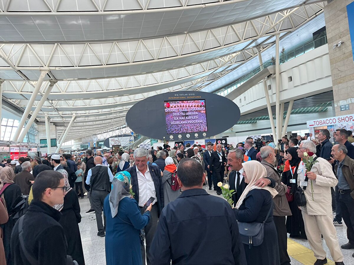 'GÖNÜLDEN TÖVBE İSTİĞFAR EDELİM'<br><br>Programda konuşan Diyanet İşleri Başkanı Prof. Dr. Ali Erbaş, "Biz önceki zamanlarda hacca gittiğimizde saatlerce havaalanında beklerdik. Şimdi böyle bir şey yok. Bu kolaylık işte sizlere nasip oldu. Sizler bundan istifade edeceksiniz. Aziz kardeşlerim biraz önce dedim ya ömrümüzde bir kere farz hac. Onu iyi değerlendirelim. Beytullah'ta tavaf yaparken Safa-Merve arasında sahi yaparken namaz kılarken Beytullah'ta çok iyi değerlendirelim. Kalbimiz orada olsun huşu içerisinde ibadetimizi yapalım. Hac Arafat'tır buyuruyor Peygamber Efendimiz. Arafat'a vakfemizi yaparken Rabbimize yakarırken gönülden tövbe istiğfar edelim. Tertemiz bir şekilde geri döneceğiz inşallah" ifadelerini kullandı.<br>