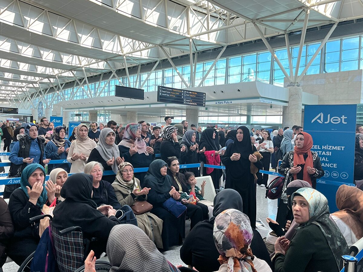 'DÜNYA BİRİNCİLİĞİ ÖDÜLÜNÜ ALDIK'<br><br>Erbaş, "Biz Diyanet İşleri Başkanlığı olarak şu andan itibaren yurdumuza, vatanımıza ve yuvalarınıza dönünceye kadar sizin yanınızdayız. Kafile başkanlarımız görevlilerimiz sağa sola bakıp; 'ben kayboldum, benim bir ihtiyacım var, kime danışayım?’ diye artık zorlanmıyorsunuz. Orada sağa da baksanız bir mavi yelekli hocamızı göreceksiniz. Sola da baksanız bir mavi yelekli hocamızı göreceksiniz. Kabe'de göreceksiniz, Beytullah'ta tavaf esnasında göreceksiniz; Arafat'ta göreceksiniz, Mescid-i Nebevi'de göreceksiniz. Diyanet İşleri Başkanlığı olarak 4-5 bin arası hocamızla size hizmet etmek için oradayız. 2023 yılında, dünyanın hacılarına en fazla çeşitlilikte hizmet eden birincilik ödülünü aldık. Türkiye Hac Organizasyonu olarak Diyanet İşleri Başkanlığı olarak 2024 yılında en disiplinli hac organizasyonu dünya birinciliği ödülünü aldık. Bu ödülü alırken hacılarımızın çok büyük katkıları var" dedi.