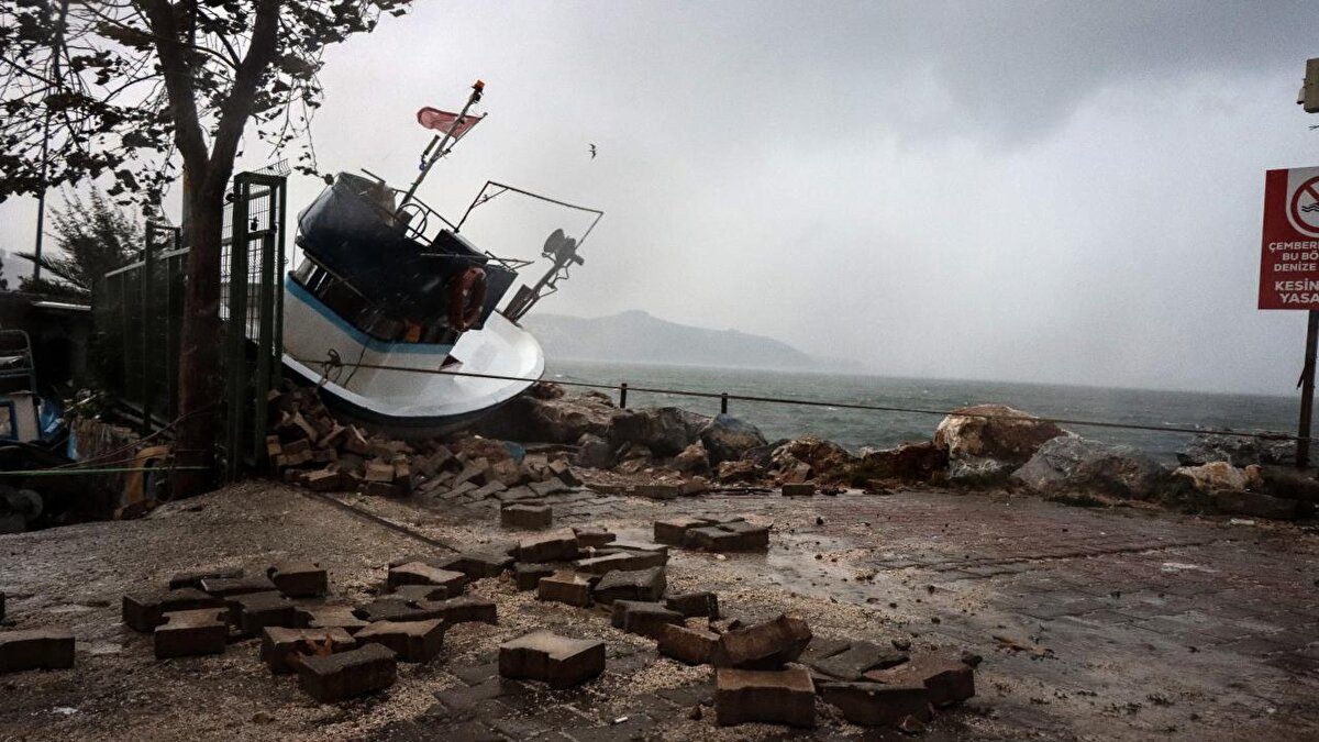 Diyarbakır: Parçalı çok bulutlu, öğle ve akşam saatlerinde sağanak ve gök gürültülü yağışlı, 26°C<br><br>Gaziantep: Parçalı çok bulutlu, sabah ve öğle saatlerinde yerel sağanak yağışlı, 23°C