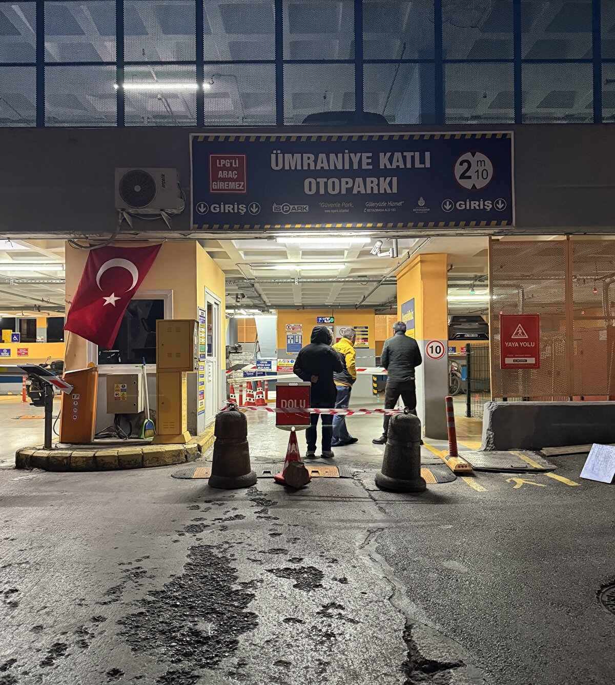 Alınan bilgiye göre, İBB Zabıta Dairesi Başkanlığı tarafından, İSPARK tarafından işletilen ve kentin çeşitli ilçelerinde bulunan 36 otoparkın ruhsatı bulunmadığı gerekçesiyle mühürlendiği öğrenildi.