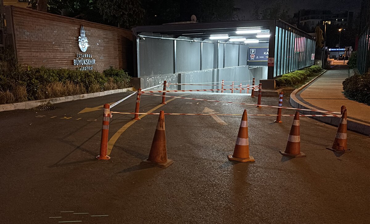 581 araç kapasiteli Şişli Zeminaltı Otoparkı'nın girişleri duba, bariyer ve şeritlerle kapatıldı.