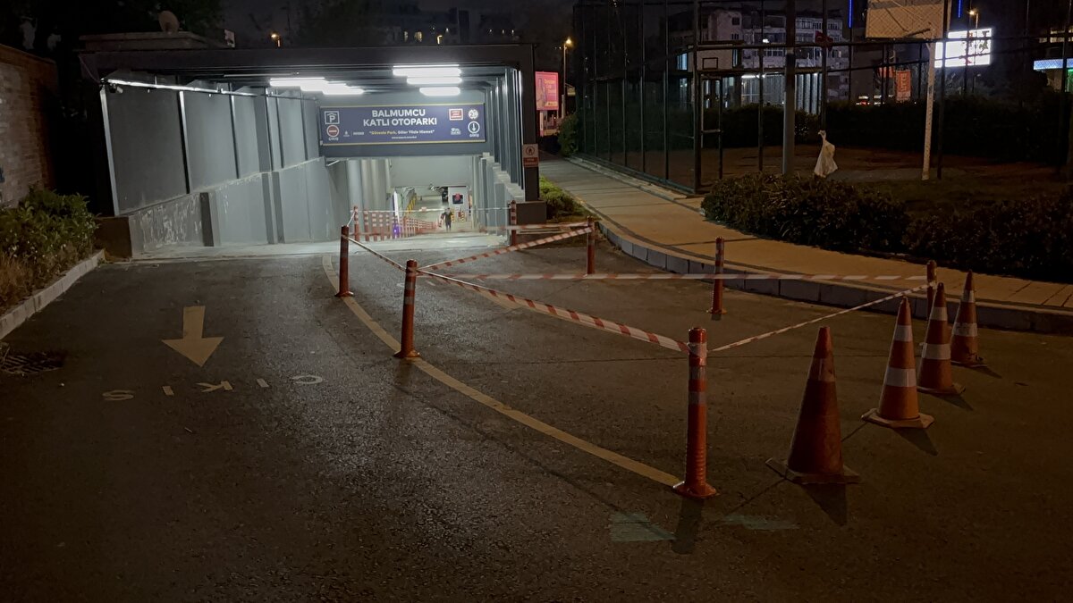 Otoparklarda bulunan araçlar için çıkışların ise açık olduğu gözlendi.<br><br>Bağcılar Kent Meydanı Zemin Altı Otoparkının girişinde bulunan dubanın üzerine "Kapalı, mühürlü" yazısının yer aldığı kağıt yapıştırıldığı görüldü.