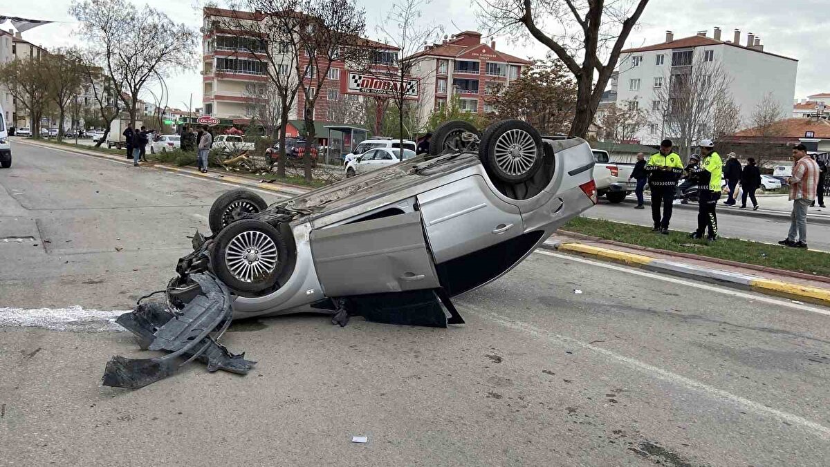 Kazayı gören çevredeki vatandaşlar durumu 112 Acil Çağrı Merkezine bildirdi. İhbar üzerine olay yerine polis ve sağlık ekipleri sevk edildi. Polis ekipleri yolu kapatarak bir başka kazanın yaşanmaması için güvenlik önlemi alırken araç sürücüsünün burnu bile kanamadan araçtan çıkması herkesi sevindirdi. Polis kazayla ilgili inceleme başlatırken, araç sürücüsü polise kazayı anlatarak, "Yola birisi çıktı ona çarpmayım dedim, direksiyonu sola kırdım araba kaldırıma çıktı" dedi.