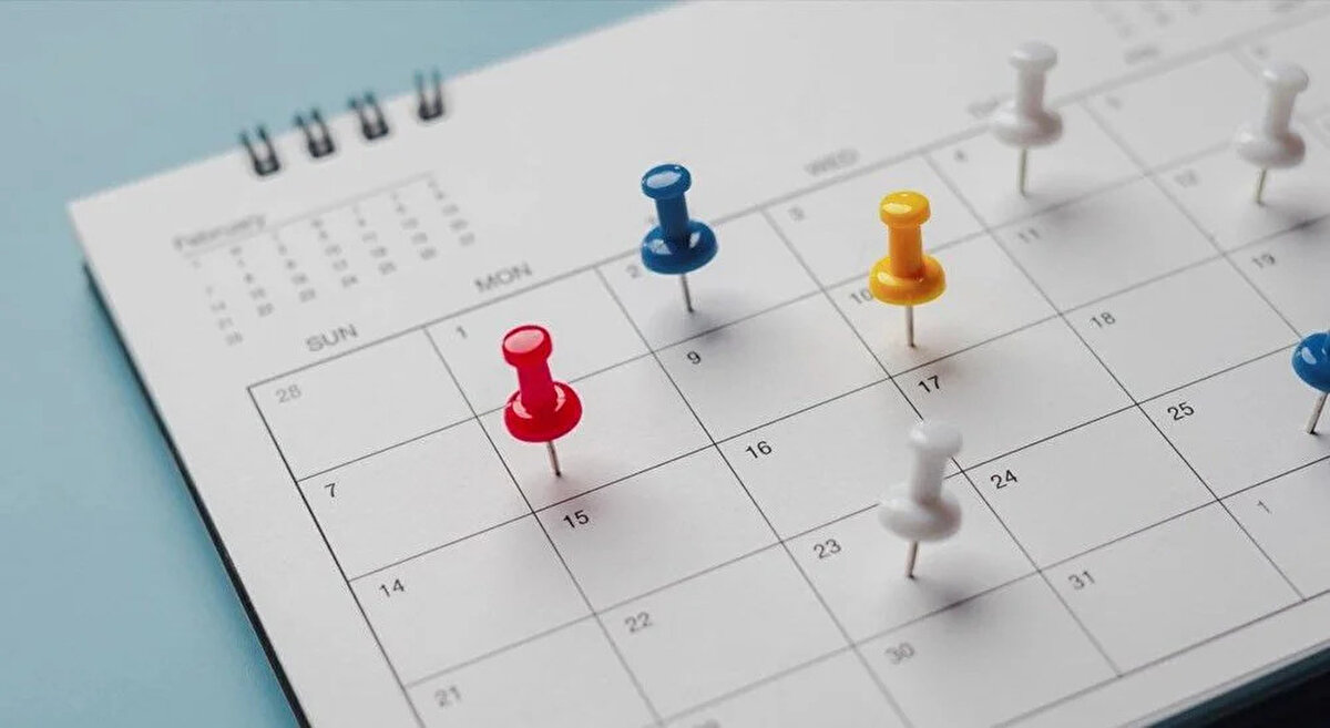 Resmi Tatiller 2025<br>Yılbaşı 1 Ocak<br>Ramazan Bayramı 29 Mart - 1 Nisan<br>23 Nisan Ulusal Egemenlik ve Çocuk Bayramı 23 Nisan<br>1 Mayıs Emek ve Dayanışma Günü 1 Mayıs<br>19 Mayıs Atatürk`ü Anma ve Gençlik ve Spor Bayramı 19 Mayıs<br>Kurban Bayramı 5 Haziran - 9 Haziran<br>15 Temmuz Demokrasi ve Milli Birlik Günü 15 Temmuz<br>30 Ağustos Zafer Bayramı 30 Ağustos<br>29 Ekim Cumhuriyet Bayramm 28 Ekim - 29 Ekim