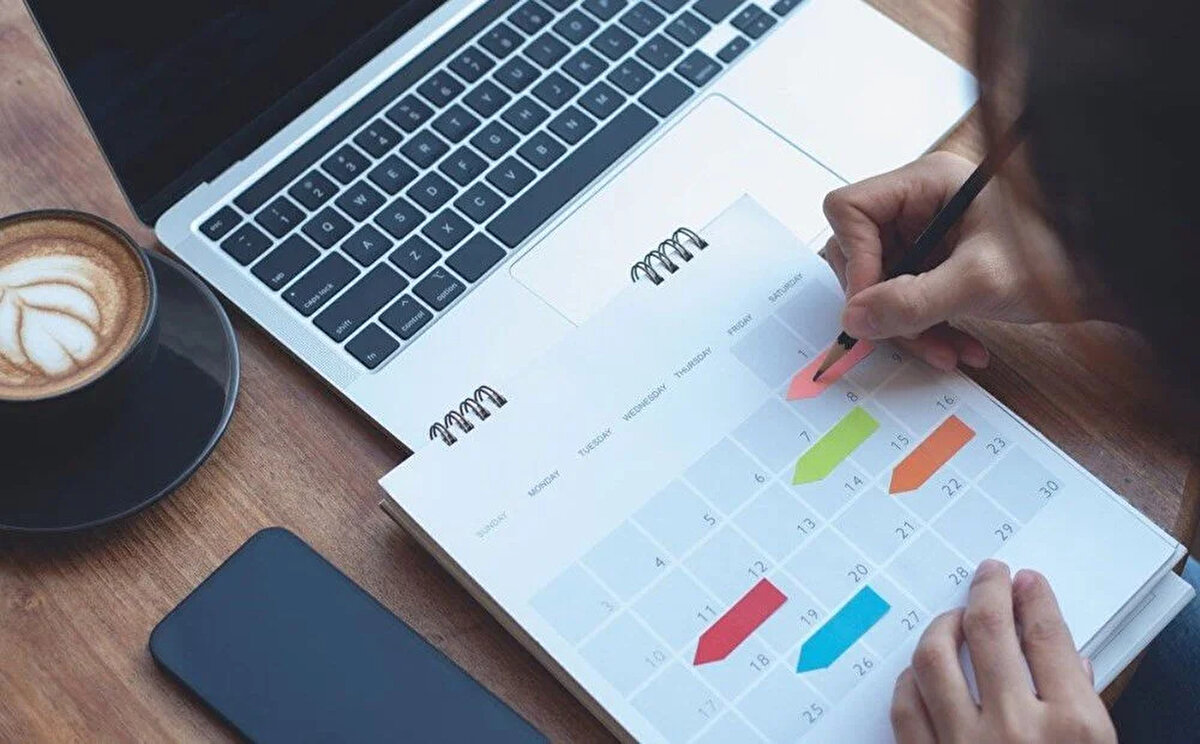 19 MAYIS OKULLAR VE ÜNİVERSİTELER TATİL Mİ, AÇIK MI?<br>Resmi tatiller arasında yer alan tarihlerden biri de 19 Mayıs'tır. Bu tarih, Atatürk'ü Anma Gençlik ve Spor Bayramı olarak kutlanır. Bu tarihte okullar, üniversiteler, resmi kurumlar, bankalar kapalı oluyor.<br><br>Bu nedenle okullar, üniversiteler ve diğer kamu kurumları da 20 Mayıs Salı günü çalışmalarına kaldıkları yerden devam edecek.