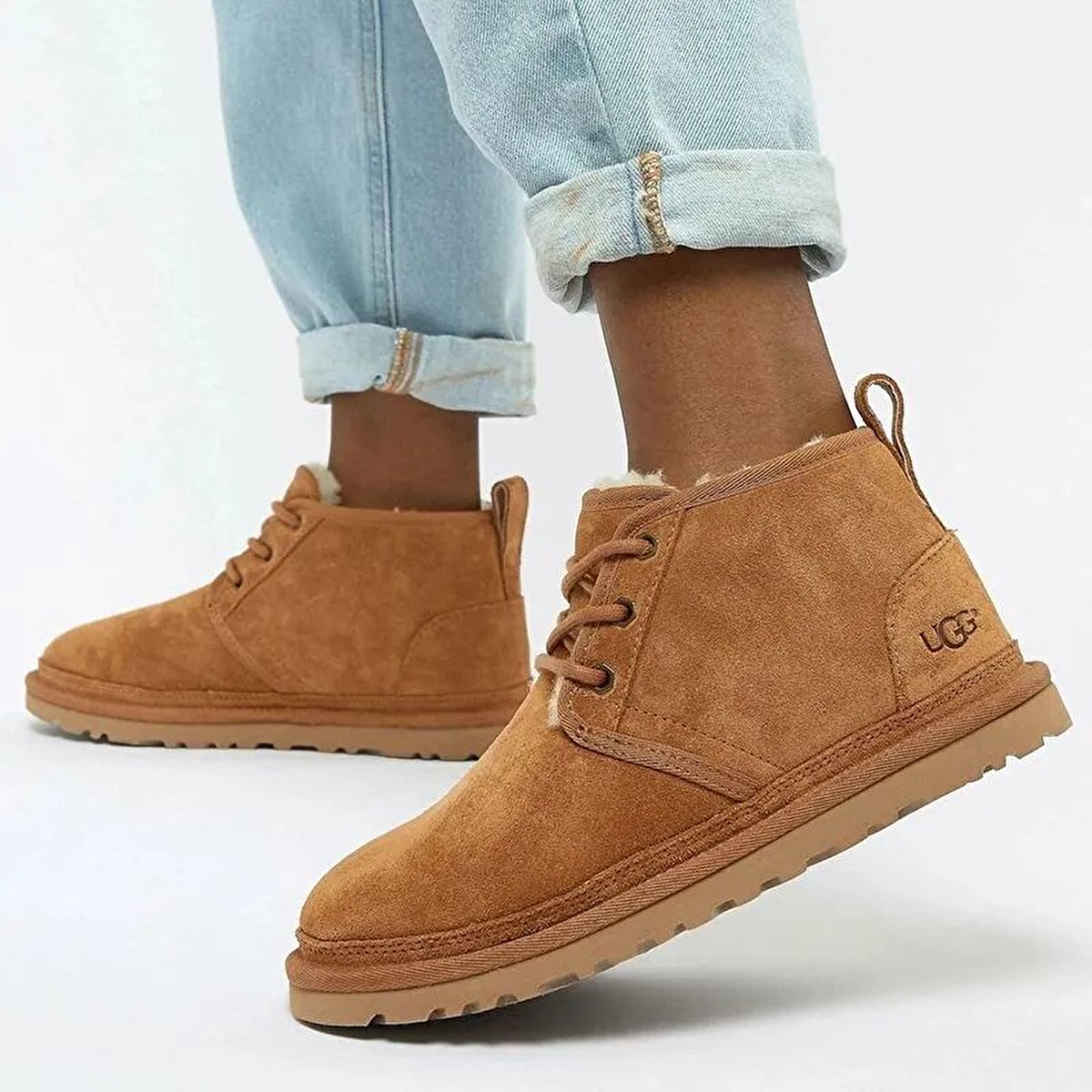 Ancak Avustralyalı üreticiler, bu kelimenin ortak kültürel bir değer olduğunu savunuyor ve herkesin kullanımına açık kalması gerektiğini düşünüyor. Deckers ise UGG’yi dünya çapında bir lüks ürün markası olarak konumlandırmakta kararlı.