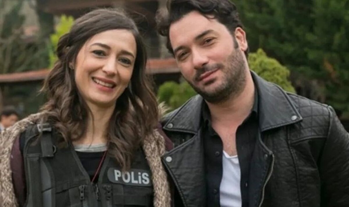 Kanal D ekranlarında tam 19 sezondur aralıksız yayınlanan ve Türk televizyon tarihinin en uzun soluklu yapımları arasında yer alan Arka Sokaklar, 20. sezonuyla ekrana dönmeye hazırlanıyor. Geçtiğimiz hafta yayınlanan bölümde ise dizinin sevilen karakterlerinden Aylin'e hayat veren Özlem Çınar, projeye veda etti.