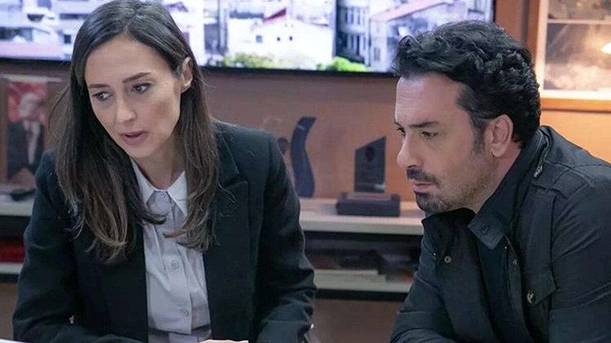 Yine başka bir yapay zeka asistanı olan ChatGPT’ye göre ise Özlem Çınar, 2017 yılında aylık 55.000 TL kazanıyordu. 2024 yılına gelindiğinde ise haftalık kazancının 90.000 TL’ye kadar çıktığı belirtiliyor. Yıllar içinde artan bölüm başı ücretlerle birlikte oyuncunun toplam kazancı milyonları bulmuş durumda.