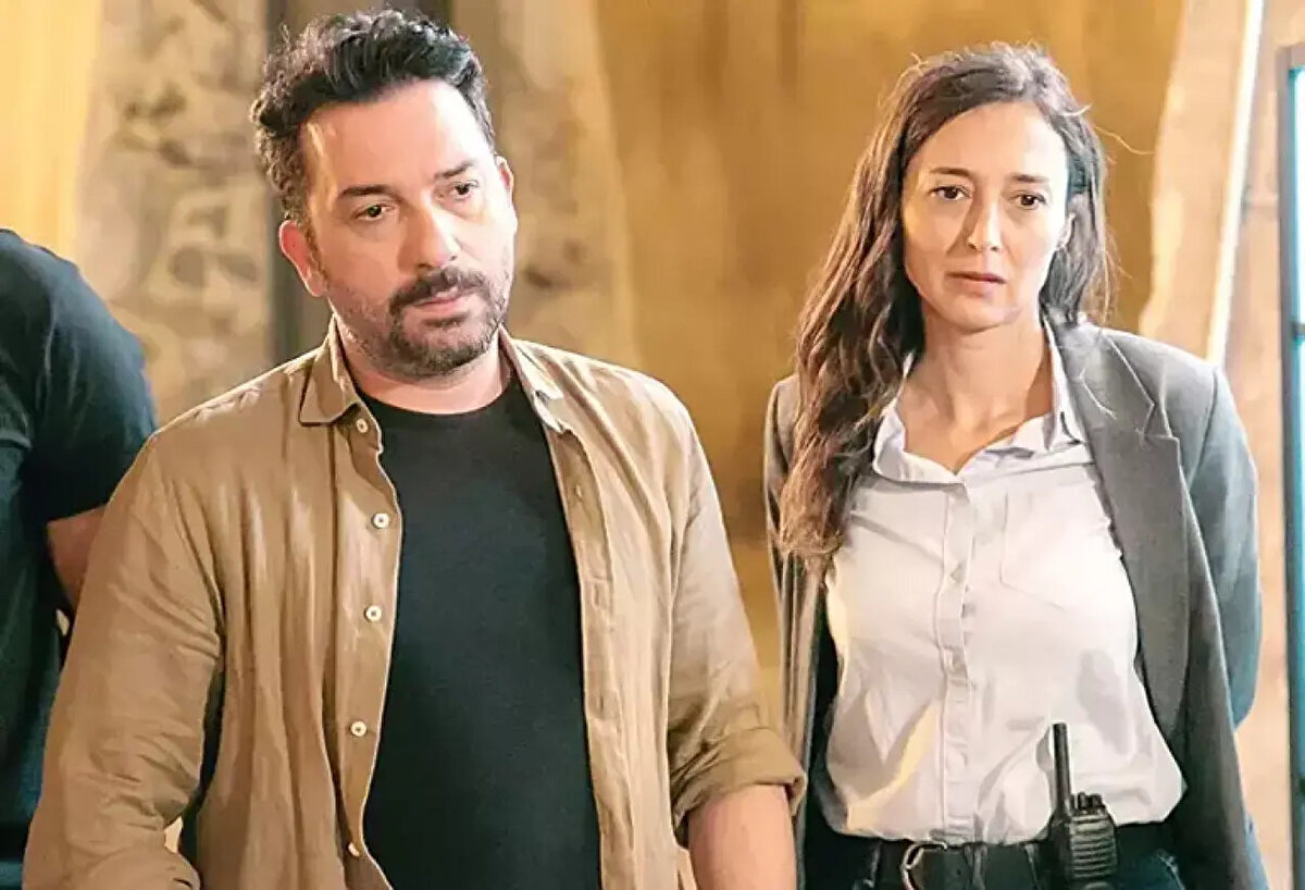 Özlem Çınar’ın Arka Sokaklar dizisinden elde ettiği toplam gelir 1.4 milyon doları (yaklaşık 45 milyon TL) bulmuş olabilir. Yapay zeka asistanı Grok’un tahminine göre, oyuncu bölüm başına ortalama 90.000 TL (yaklaşık 2.340 USD) kazandı. 18 yıl boyunca yaklaşık 600 bölümde yer aldığı düşünüldüğünde, bu tahmini kazanç ortaya çıkıyor.<br><br>Elbette bu rakamlar resmi kaynaklara dayanmasa da medya kulislerinde sıkça dile getirilen veriler arasında. Ücretler zaman içinde döviz kuru, enflasyon ve dizinin reyting başarısına göre değişiklik göstermiş olabilir.