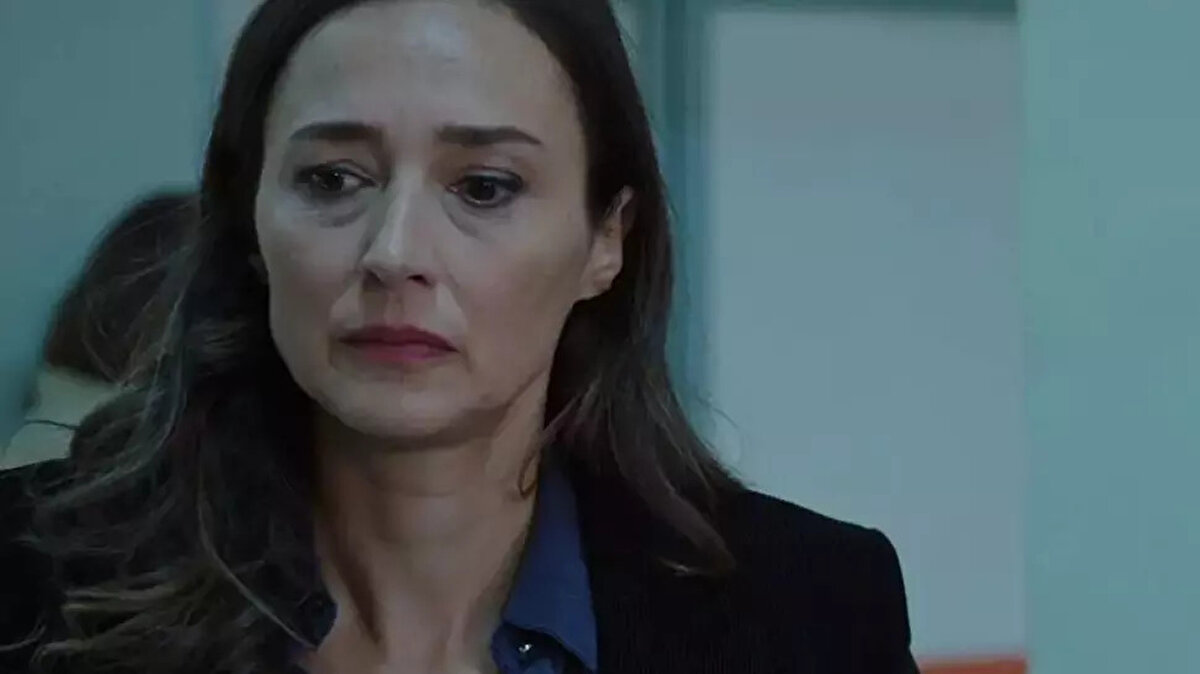 Özlem Çınar, 19 sezondur yayınlanan Arka Sokaklar dizisinde canlandırdığı Aylin karakteriyle izleyicinin hafızasına kazınmayı başardı.