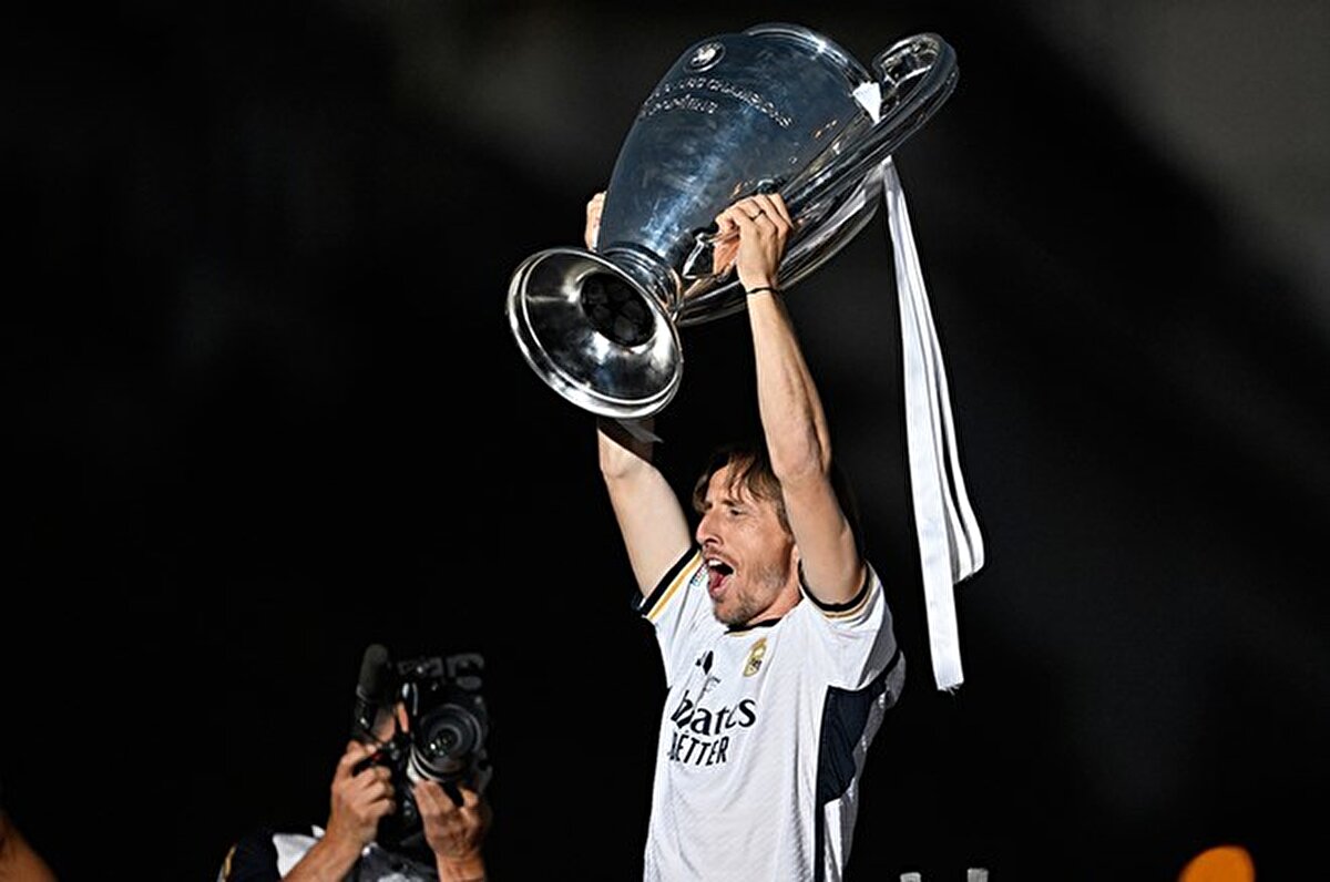 Toni Kroos'un emekli olması ve Modric'in yaşlanması nedeniyle takımda değişim ihtiyacı olduğunu vurgulayan İngiliz efsane, "Real Madrid'in sorunu var. Kroos emekli ve Modric gittikçe gençleşmiyor. Bu takımın kontrolcüye, manipülatöre ve takım ritmini düzenleyici birine ihtiyacı var. Harika oyuncuları var fakat bu oyuncular arasında saydığım önemli özellikleri taşıyan bir futbolcu yok." ifadelerini kullandı.