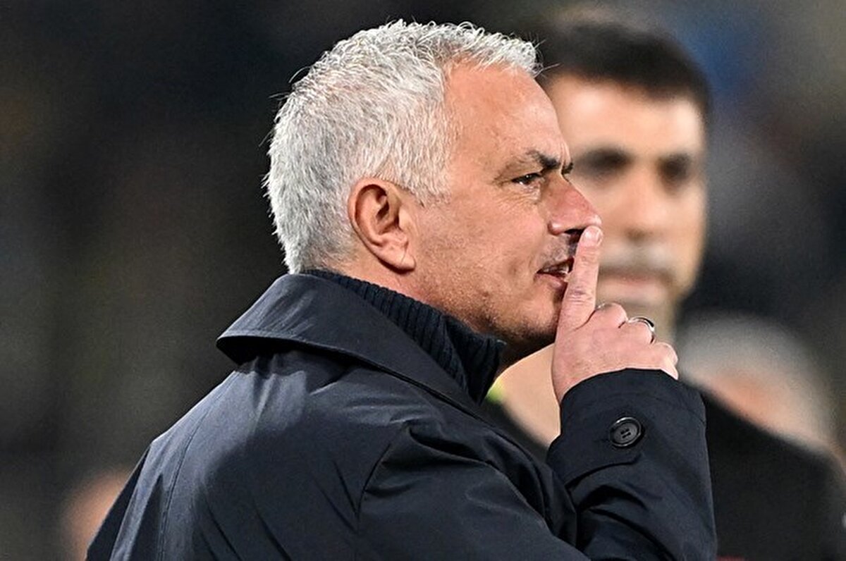 Sezon başında Fenerbahçe ile 2 yıllık sözleşme yapan Jose Mourinho'nun adı son günlerde birçok takımla anılıyor.