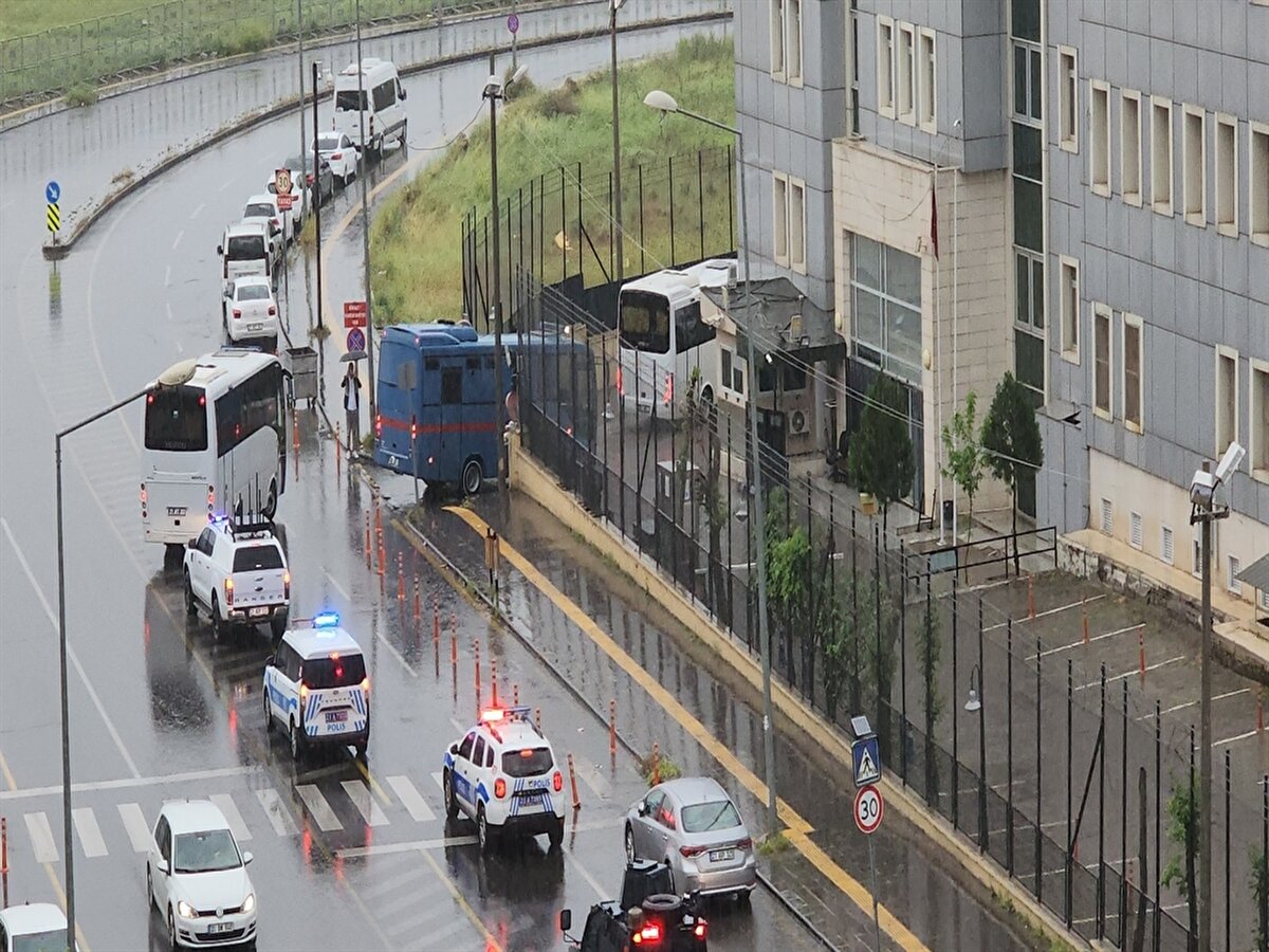 Olay<br><br>Diyarbakır Cumhuriyet Başsavcılığınca, merkez Bağlar ilçesinin Tavşantepe Mahallesi'nde 21 Ağustos'ta 2024'te kaybolan ve 8 Eylül 2024'te Eğertutmaz Deresi'nde cansız bedenine ulaşılan Narin Güran'ın öldürülmesine ilişkin 6'sı tutuklu 12 kişi ile suça sürüklenen 3 çocuk hakkında yürütülen soruşturma tamamlanmıştı. Başsavcılık tarafından, 12 kişi hakkında "suçluyu kayırma" suçundan 6 aydan 5'er yıla kadar hapis cezası istemiyle hazırlanan iddianame, Diyarbakır 17. Asliye Ceza Mahkemesi tarafından, çocuklar R.A. (16), M.G. (16) ve İ.K. (17) hakkında aynı suçtan hazırlanan iddianame ise 2. Çocuk Mahkemesi tarafından kabul edilmişti.<br><br>Diyarbakır 2. Çocuk Mahkemesi'nin, kendilerindeki dosyanın, Diyarbakır 17. Asliye Ceza Mahkemesi'nde 6'sı tutuklu 12 sanık hakkında açılan davayla birleştirilmesi yönündeki talebi kabul edilmişti.