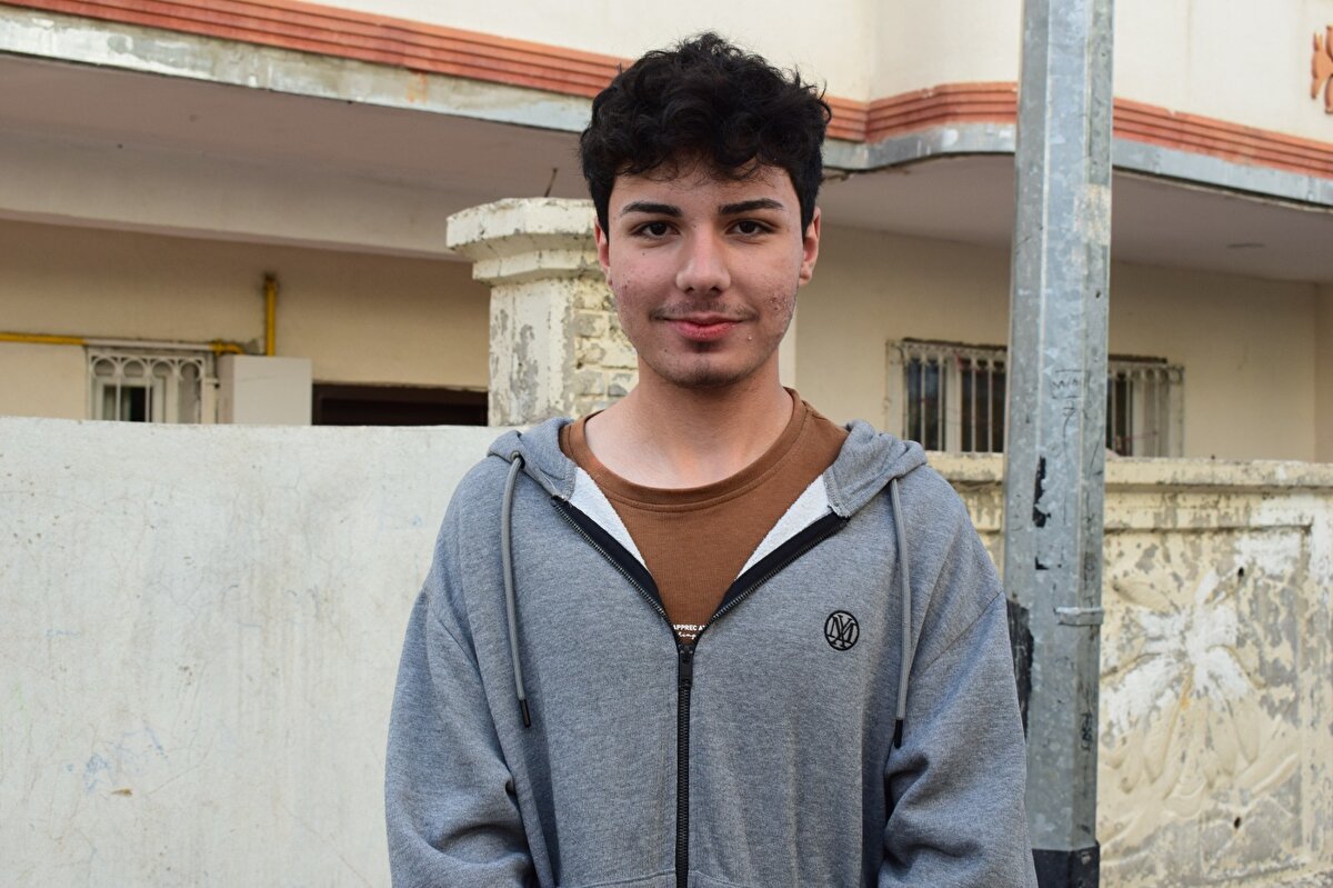 Bu süre sonunda bazı iyileşmeler oldu ama hala sağ elimi kullanmakta özellikle de parmaklarımı oynatmakta zorlanıyorum. Şu anda okuluma ve sosyal hayatıma dönebildim. Kafamda bir mermi ile yaşadığım için ölüm korkusu yaşıyorum. Sürekli bir tedirginlik içerisindeyim. Bu 1,5 yıl boyunca ailem ve arkadaşlarım bana çok destek oldular. Onlar da benim kadar çabaladı. Buradan vatandaşlarımıza bir uyarıda bulunmak istiyorum. Lütfen rastgele havaya ateş açmayın. Rastgele sıkılan bir kurşun başkasının hayatını karartabilir. Benim hayatımı karartan kurşunu sıkanların yakalanmasını istiyorum" dedi.