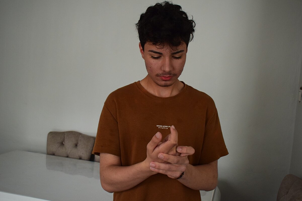 Olay, 5 Kasım 2023’te Bahçelievler Mahallesi 1624'üncü Sokak'ta meydana geldi. Arkadaşları ve ağabeyiyle maça gitmek için evinden çıkan Yusuf Emre Özbek, birlikte fotoğraf çektirdikten hemen sonra yere yığıldı. Çevredekilerin hastaneye götürdüğü Yusuf’un çekilen röntgeninde, başında mermi çekirdeği olduğu tespit edildi. 4 gün yoğun bakım, 4 gün de serviste tedavi gören Yusuf’un başındaki mermi için doktorlar, riskli bölgede olduğu gerekçesiyle müdahale etmedi. Düzenli olarak kontrol edilen Yusuf’ta konuşma güçlüğü ve sağ el ve parmaklarında zayıflık belirtileri ortaya çıkınca, fizik tedavi süreci başladı.