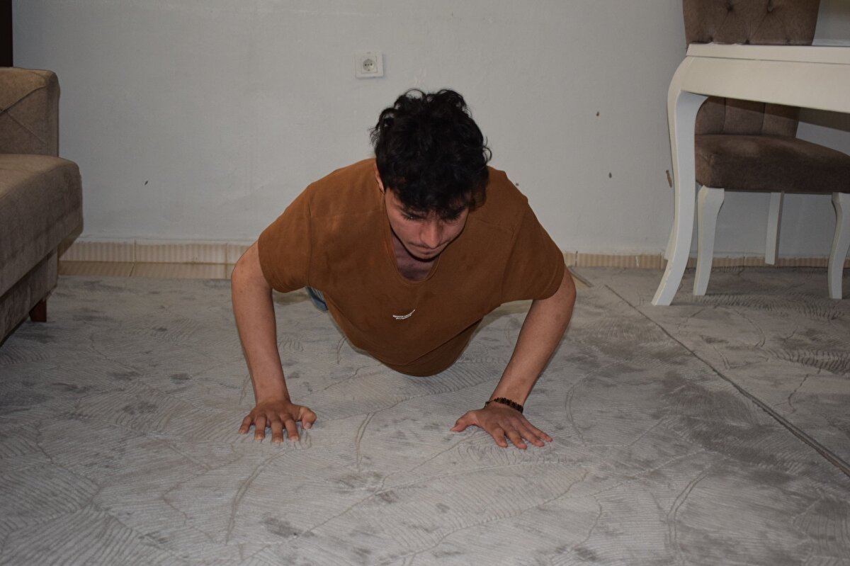 "Oğluma bir şey olacak korkusuyla yaşıyorum"<br><br>Bayram Özbek (49) ise "Oğlum kafasında 1,5 yıldır yorgun mermi ile yaşıyor. Biz 1,5 yıldır çok zorluk çekiyoruz. Doktorlar kurşunun riskli yerde olduğu için çıkarılamayacağını söylediler. Yusuf'u tekrar ayağa kaldırmak için çok uğraştık. Arkadaşları, çevremiz, eş dost olsun hepsi yardımcı oldular çok şükür. Rastgele havaya kurşun sıkmayın. Sizin sıkacağınız bir kurşun bir insanın hayatını karartabilir. Mesela oğlumu, 1,5 yıldır fizik tedaviye götürüyoruz. Onu sosyal hayata kazandırmaya çalışıyoruz. Sonuçta oğlumun kafasında yorgun mermi var. 