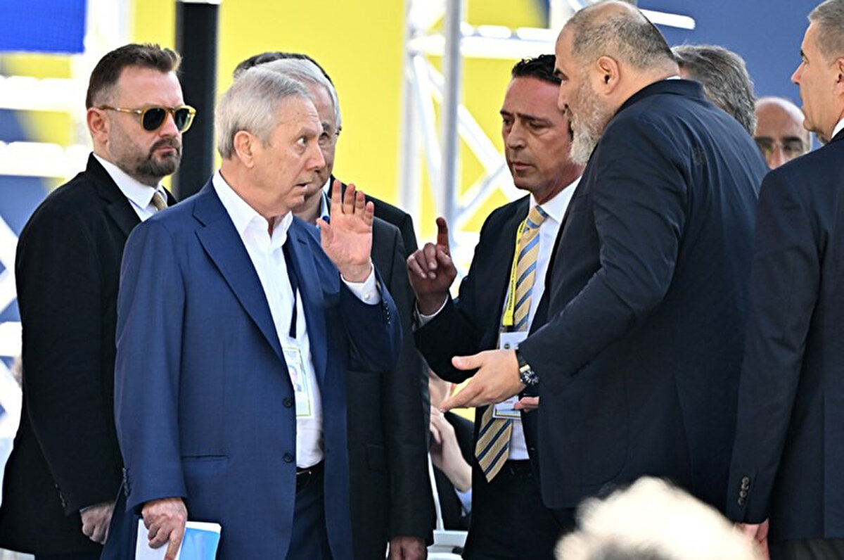 Fenerbahçe'nin eski asbaşkanı Nihat Özbağı'nın tepkisinde haklı olduğunu vurgulayan Aziz Yıldırım, "Nihat Özbağı, seçim öncesinde stadyum projesi için kayda değer mesai ve para harcadı. Yurt içi ve yurt dışında çalışmalar yaptı. Bu proje seçim vaadi olarak sunuldu. Şu andaki yönetimin, bu projeyi anlatırken süreçten hiç bahsetmemesine Nihat Bey'in alınganlık göstermesi doğaldır" dedi.<br>