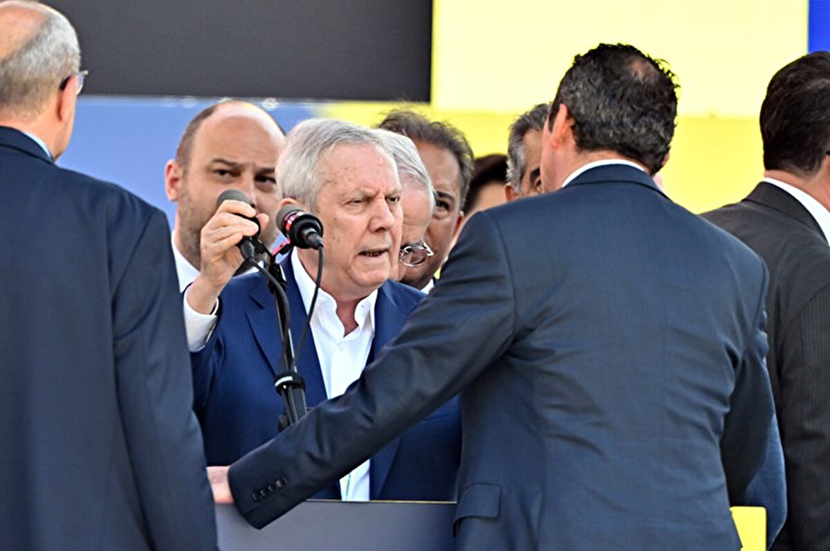 Aziz Yıldırım yeni stadın borçlanmadan yapması gerektiğini vurgulayarak, "Benim bir alınganlığım yok. Fenerbahçe için keşke stadı hemen yapsalar. Benim düşüncem bu, mutlu olurum. Keşke hemen başlasalar ancak yönetim stadı kendi imkanlarıyla, kaynakları yaratarak ve borca girmeden yapmalıdır" ifadelerini kullandı.<br>