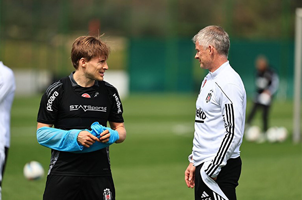 Deneyimli sağ bekin sezon sonunda takımdan ayrılma durumunun bulunmadığı ve kontratının sonuna kadar takıma kalacağı ifade edildi. <br>