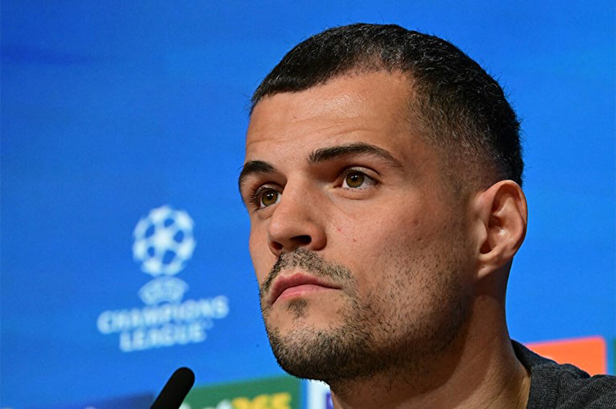 "Orta sahada Xhaka hedeflerimiz arasında. Kontratlı oyuncu, maliyeti yüksek. Onu alamazsak yine o seviyede bir orta saha oyuncusu transfer edeceğiz"<br>