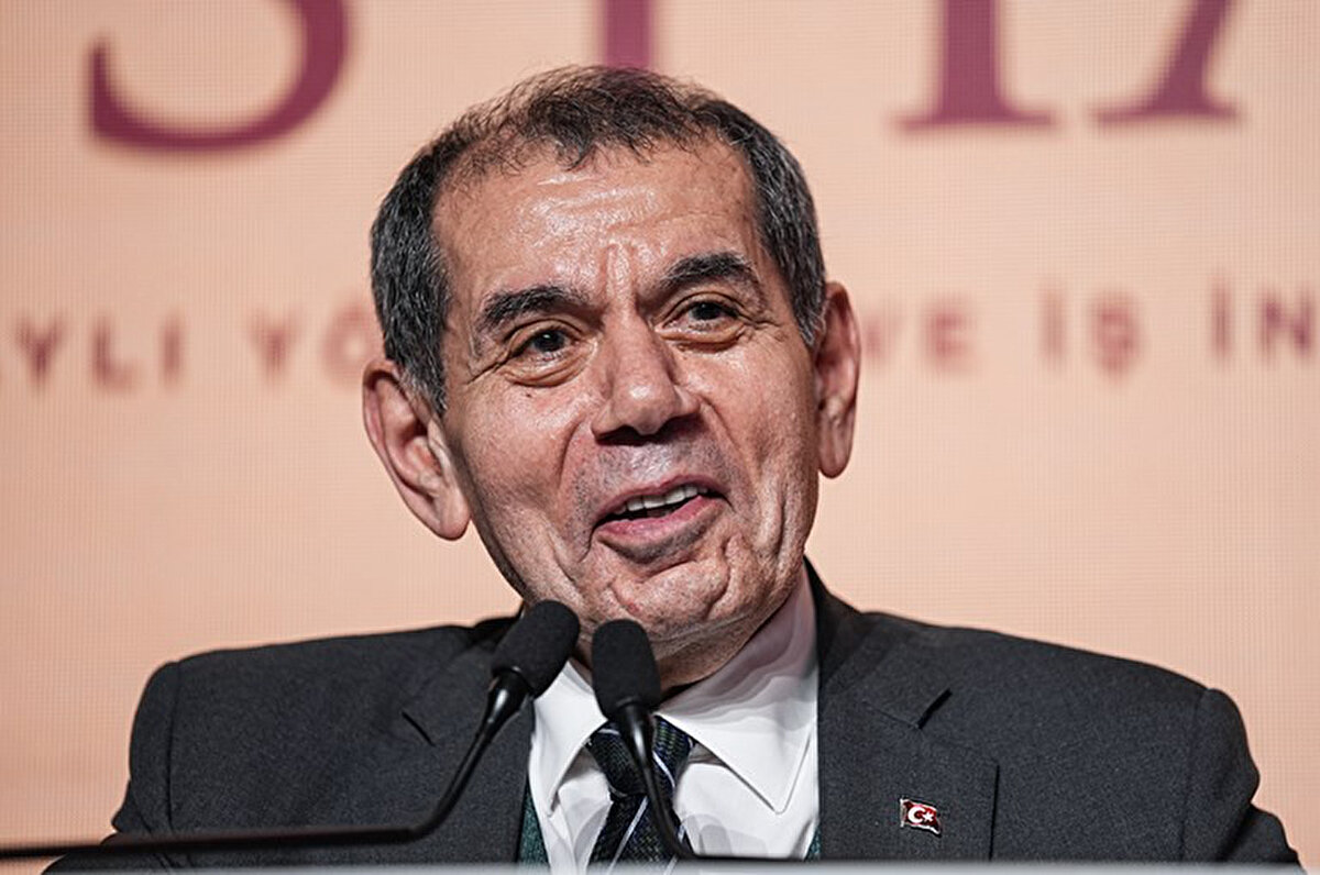 Galatasaray Kulübü Başkanı Dursun Özbek ve Genel Sekreter Eray Yazgan, geçtiğimiz günlerde İstanbul'daki bir mekanda yemek yediği kişilere transfer sürecinden bahsetti. Fanatik, Dursun Özbek'in açıklamalarına ulaştı.<br><br>