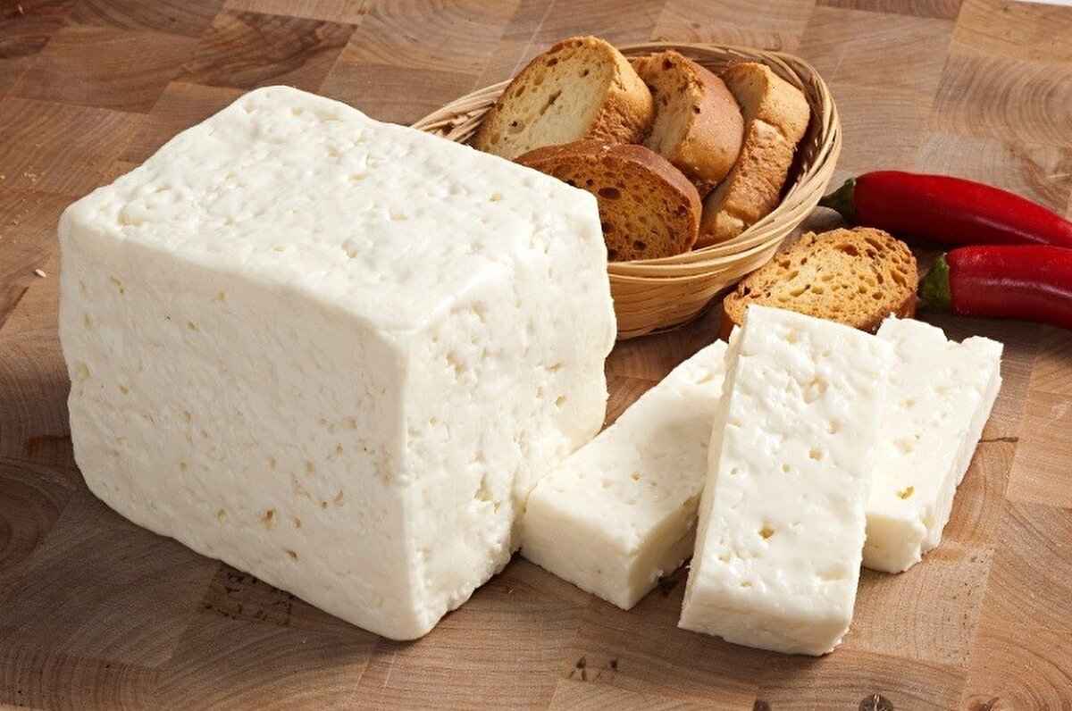 Tam yağlı peynirde olması gereken oran<br><br>Türk Gıda Kodeksi’ne göre bir peynirin “tam yağlı” sayılabilmesi için en az yüzde 45 yağ içermesi gerekiyor. Ancak listede yer alan bazı süt ürünlerinin bu oranın altında yağ içerdiği ve etiket bilgileriyle tüketiciyi yanıltacak şekilde satışa sunulduğu tespit edildi.