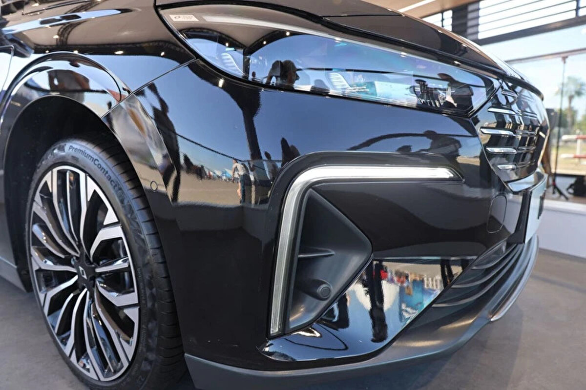 Togg’un sunduğu finansman avantajları da hesaba katıldığında, T10F’in geniş kitleler tarafından tercih edileceği tahmin ediliyor. Yerli sedan modeli yollarda görmek için artık sadece kısa bir süre kaldı.