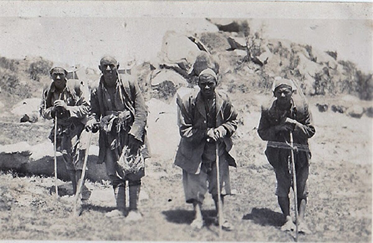 Bugün de sömürge döneminden derin izler taşıyan Dalhousie’da Keşmirli işçiler, 1930’lar. Bugün şehrin her yerinde antik Viktorya döneminin yanı sıra İskoç mimarisine özgü yapılara da rastlamak mümkündür. 