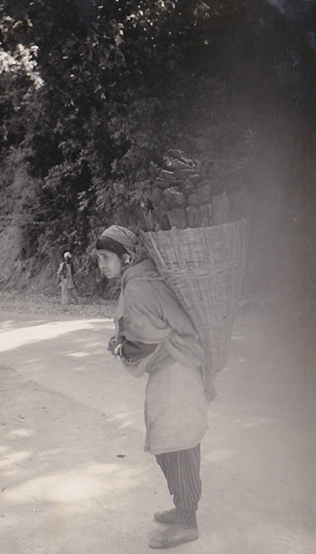 Dalhousie’da Keşmirli bir kadın, 1930’lar. Dalhousie kasabası, adını İngiliz General Lord Dalhousie'den almıştır. Hindistan’ın İngiliz hâkimiyeti altında olduğu dönemde Hindistan Genel Valisi olan Dalhousie burayı hem memurları hem de askerler için yazlık bir tatil köyü olarak kurmuştur.