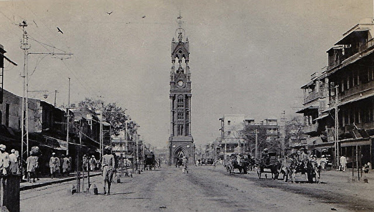 Eski Delhi’deki en eski ve en hareketli çarşılardan biri olan Chandni Chowk’taki gümüşçüler sokağı. Delhi, 1935.
