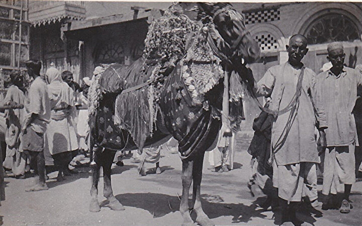 Multan kentinde Muharrem kutlamaları. Osmanlılar döneminde de muharrem ayında devlet erkânı padişahın huzuruna çıkarak yeni yılı tebrik eder ve padişahtan “muharremiyye” denilen hediyeler alırdı. Günümüzde Mısır, Tunus, Cezayir ve Fas gibi ülkelerde bu ayda çeşitli kutlama törenleri düzenlenmektedir. 
