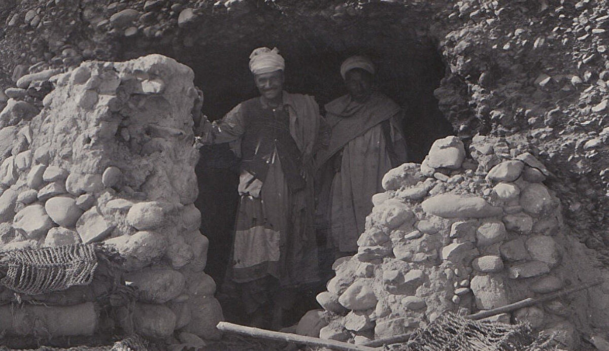 Kuzey Batı Sınır Eyaletindeki Pathan Mağarası’nda iki kişi, 1932. Afganistan sınırına doğru Pakistan'ın kuzeybatısında yer alan Kuzey Batı Sınır Eyaleti 2010’dan bu yana Hayber Pahtunhva olarak adlandırılmaktadır. 