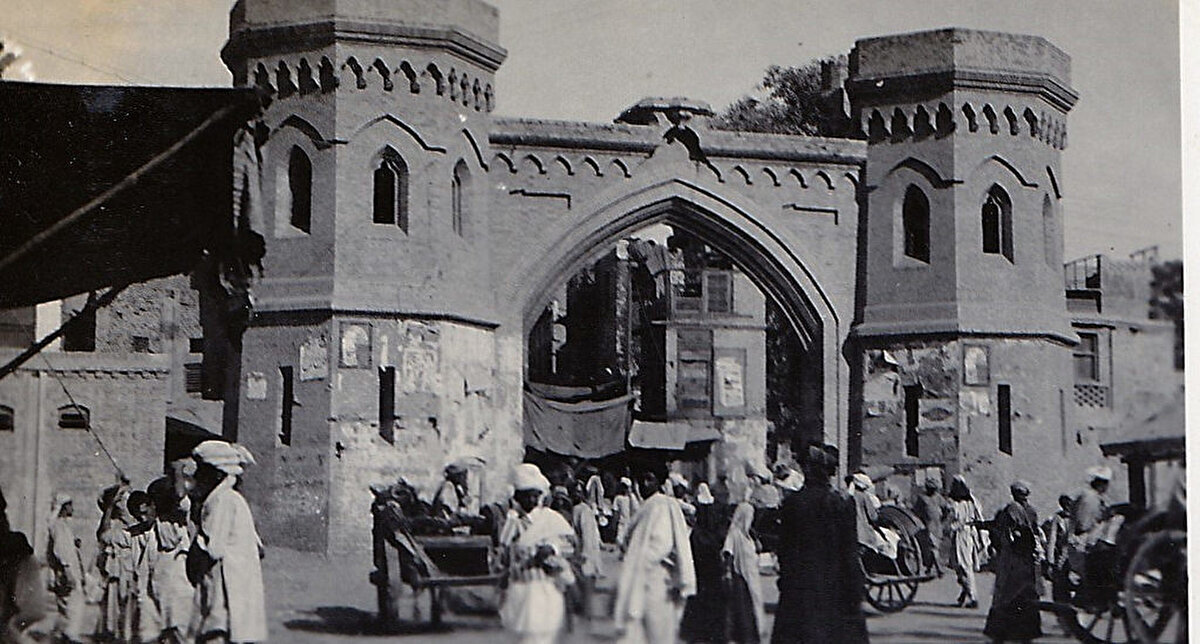 Hint-Türk mimari karakteri taşıyan, türbeleriyle ünlü Multan şehrindeki Lahor kapısı. Multan şehri, Pencap’taki İslâm sanatının Lahor’la birlikte iki büyük merkezinden biri kabul edilir. 