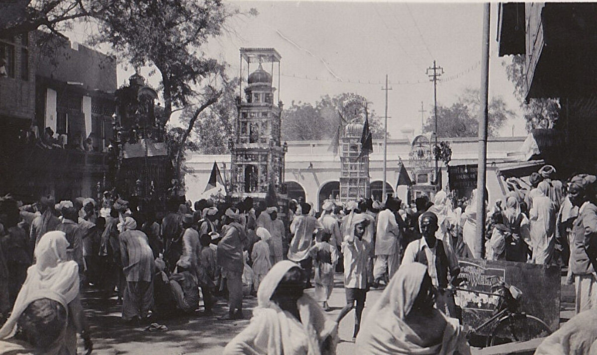 Muharrem ayını kutlayan Multan sakinleri. Hz. Ömer’in halifeliği devrinde hicretin resmî takvim başlangıcı olarak kabul edilmesiyle muharrem, hicrî yılın ilk ayı olarak belirlenmiştir. Tarihte Arap hükümdarları da yeni yılın ilk gününe saygı gösterir ve tebrikleri kabul etmek üzere törenler düzenlerdi.