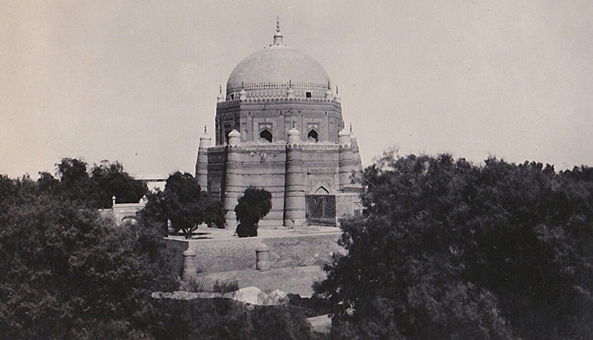 Multan şehrindeki Şah Rükn-i Âlem Türbesi, 1930’lar. Sühreverdî yoluna mensup Şeyh Rükneddin Ebu'l-Feth'in (1251-1335) medfûn bulunduğu türbede, yakınlarına ve takipçilerine ait çok sayıda mezar da yer alır. Türbe, Delhi'de hüküm sürmüş Gıyâseddin Tuğluk tarafından inşa ettirilmiştir.