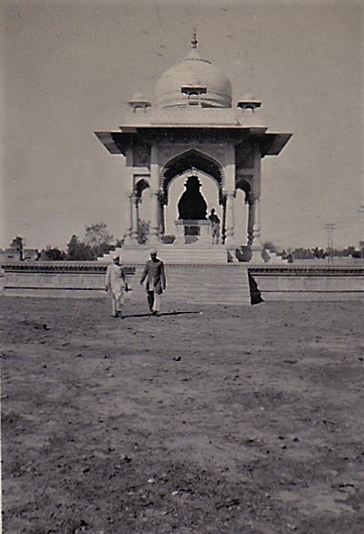 Lahor’daki Kraliçe Viktorya Anıtı. Anıtın içerisindeki Kraliçe Viktorya’nın heykeli, 1951’de kaldırılana ve yerine altın bir Kur'ân-ı Kerîm gelene kadar yarım yüzyıldan fazla yerini korur. Heykel kaldırıldıktan sonra Lahor Müzesi’ne taşınmıştır.