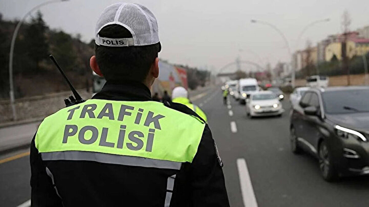 Kapatılması beklenen yollar, hem kutlamaların düzenleneceği alanlarda güvenliği sağlamak hem de yürüyüşlerin sorunsuz gerçekleşmesini temin etmek amacıyla kontrol altına alınacak.<br><br><br><br>Henüz 1 Mayıs 2025 için trafiğe kapalı olan yollar açıklanmadı fakat geçen yıl olduğu gibi benzer şekilde bazı güzergahların kapalı olması bekleniyor.