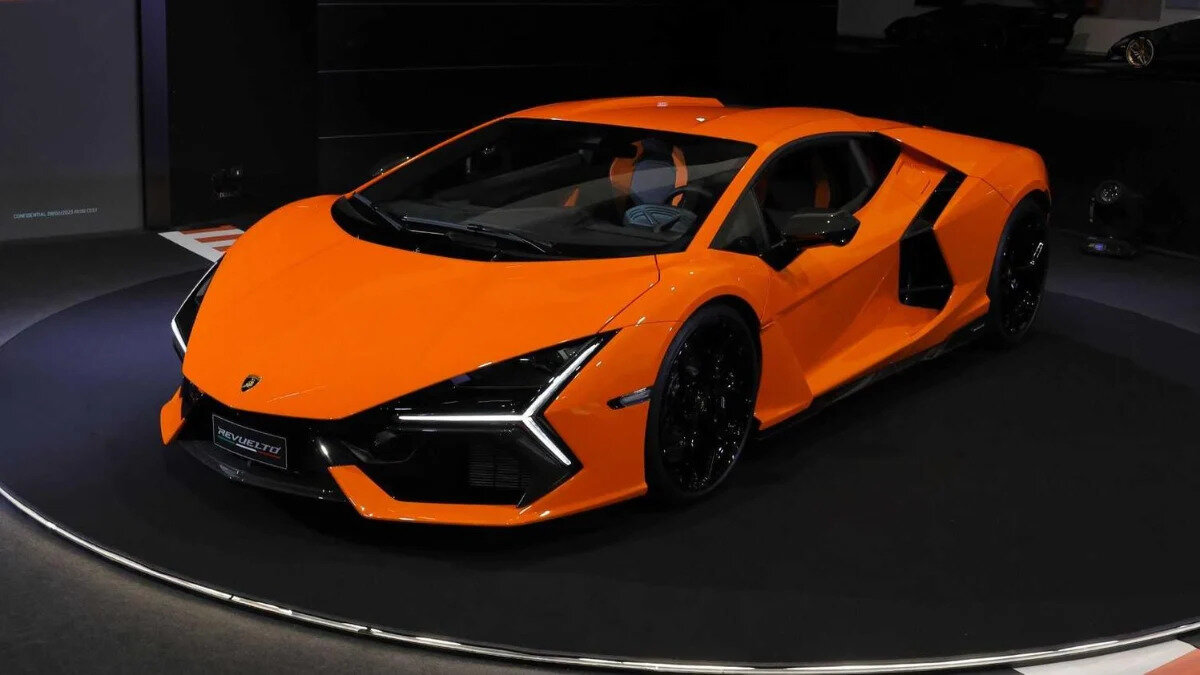 1. Lamborghini Revuelto (2024): 105 milyon TL