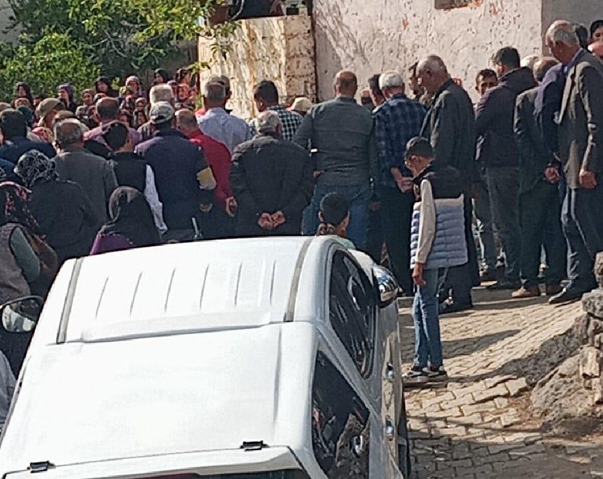 Kaza, akşam saatlerinde Musabeyli ilçesine bağlı Hasanceli köyünde meydana geldi. Diyarbakır'da görevli Uzman Çavuş Mehmet Dağcı, 06 CUU 504 plakalı otomobiliyle geri manevra yaparken, 6 ay önce evlendiği hamile eşi Afra Dağcı'ya çarptı. 