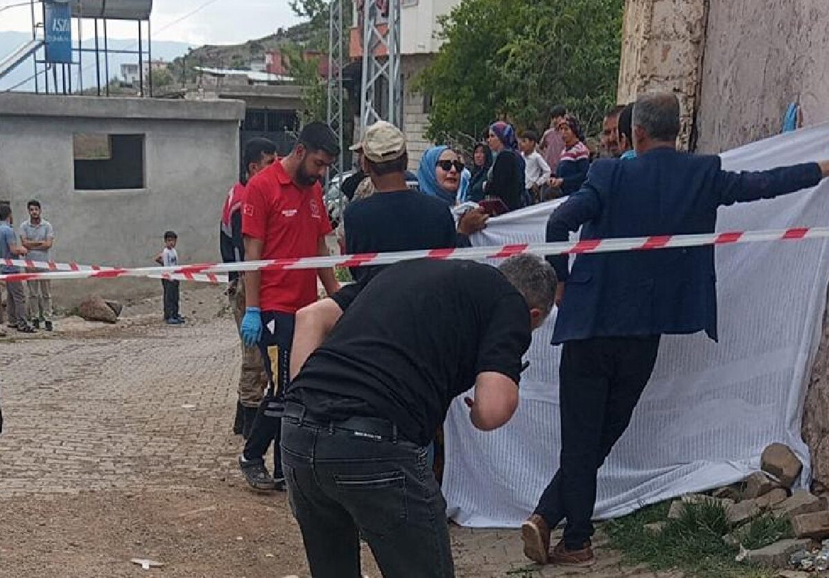 Çevredekilerin ihbarıyla köye gelen sağlık ekiplerince yapılan kontrolde Afra Dağcı'nın yaşamını yitirdiği belirlendi.