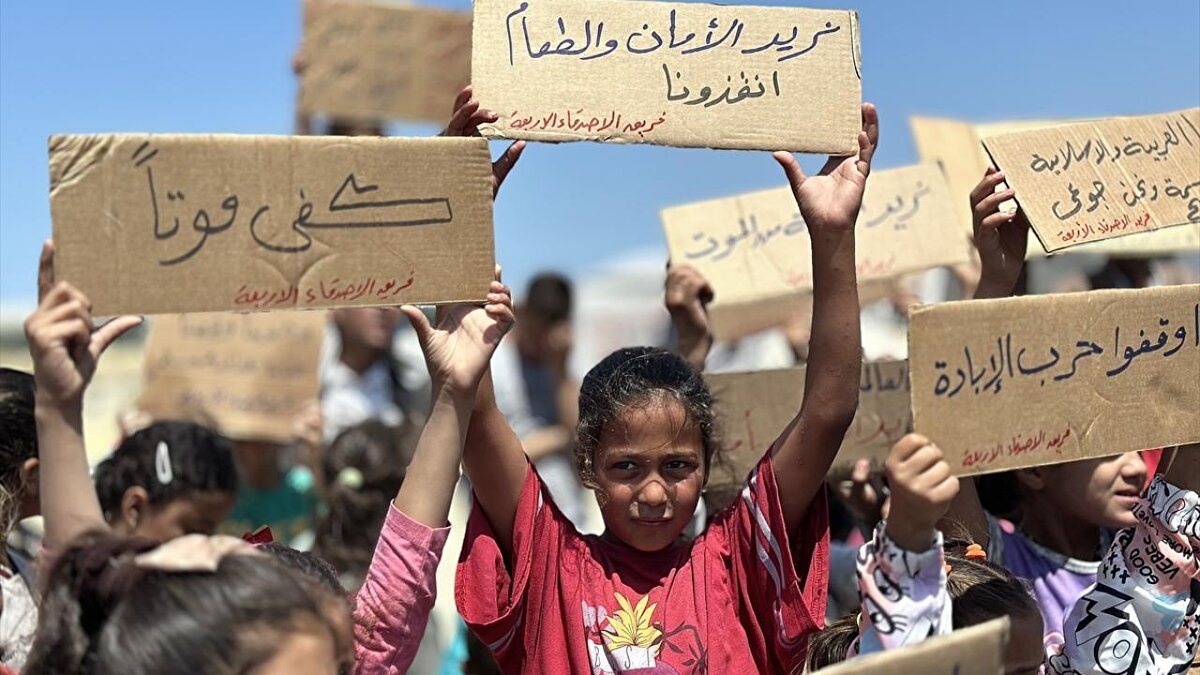 "Ölüme hayır, açlığa hayır" pankartları taşıyan çocuklar, uluslararası topluma seslenerek, "Bombardımanla, hastalıkla, açlıkla ve susuzlukla ölüyoruz; dünya ise sessiz kalıyor" mesajı verdi.