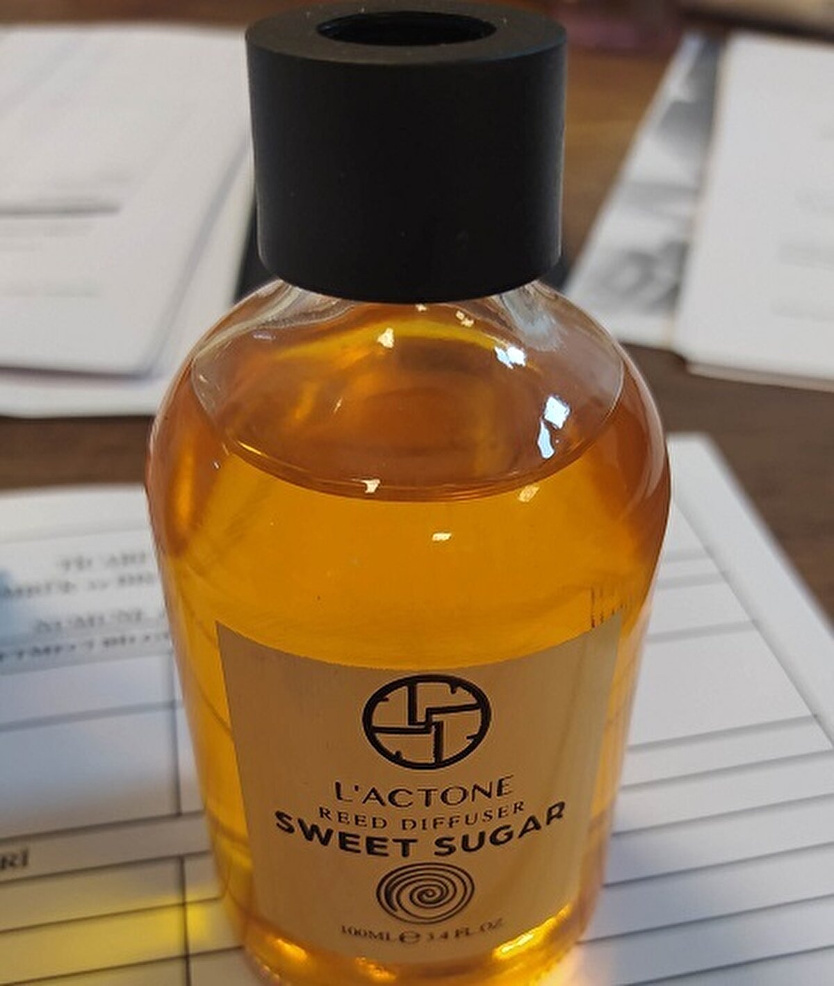 'Sweet Sugar Oda Kokusu' ürün için güvensizlik nedeni olarak "Sea yönetmeliği Md.19 etikette içerik bilgisi bulunmaması; Sea yönetmeliği Ek-11.5.1’de yer alan iç ambalajda yer alan etikette en azından etikette bulunması gereken bilgilerin eksikliği; Sea yönetmeliği Ek2 3.2 (Ts En Iso 11683) dokunsal tehlike işaretinin bulunmaması kısımlarına aykırılıklar tespit edilmiştir" açıklaması yapıldı. <br><br>Ürünün taşıdığı riskler olarak ise "Kesikler, Kimyasal, Sağlık Riski (Diğer)" denildi.