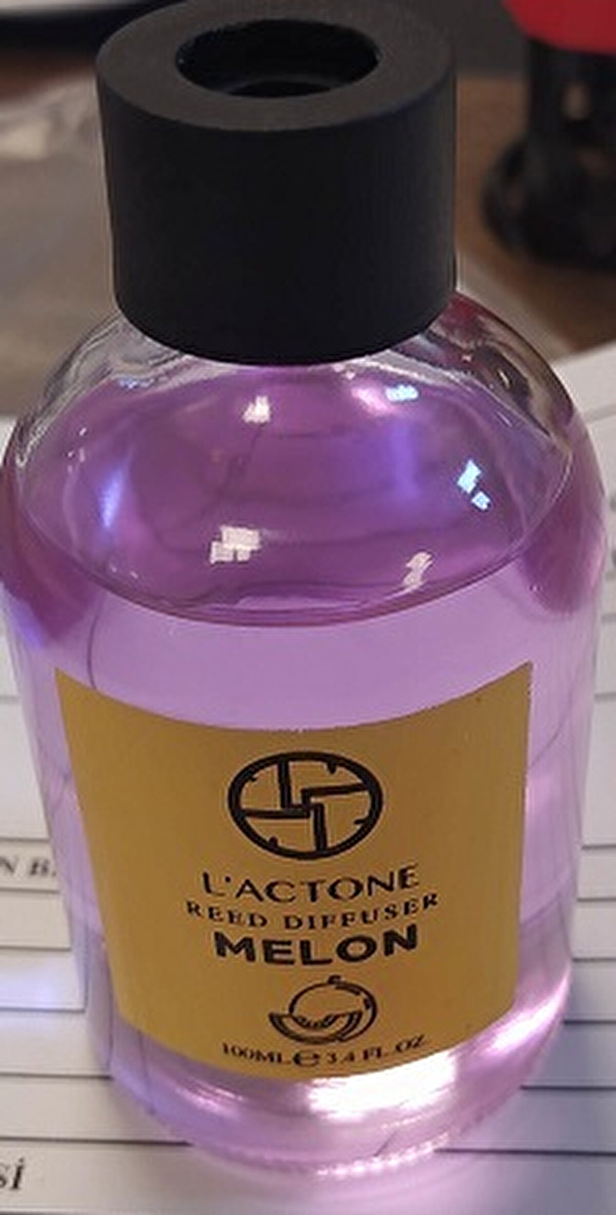 'Melon Oda Kokusu' ürün için güvensizlik nedeni olarak "Sea yönetmeliği Md.19 etikette içerik bilgisi bulunmaması; Sea yönetmeliği Ek-11.5.1’de yer alan iç ambalajda yer alan etikette en azından etikette bulunması gereken bilgilerin eksikliği; Sea yönetmeliği Ek2 3.2 (Ts En Iso 11683) dokunsal tehlike işaretinin bulunmaması kısımlarına aykırılıklar tespit edilmiştir" açıklaması yapıldı. <br><br>Ürünün taşıdığı riskler olarak ise "Kesikler, Kimyasal, Sağlık Riski (Diğer)" denildi.