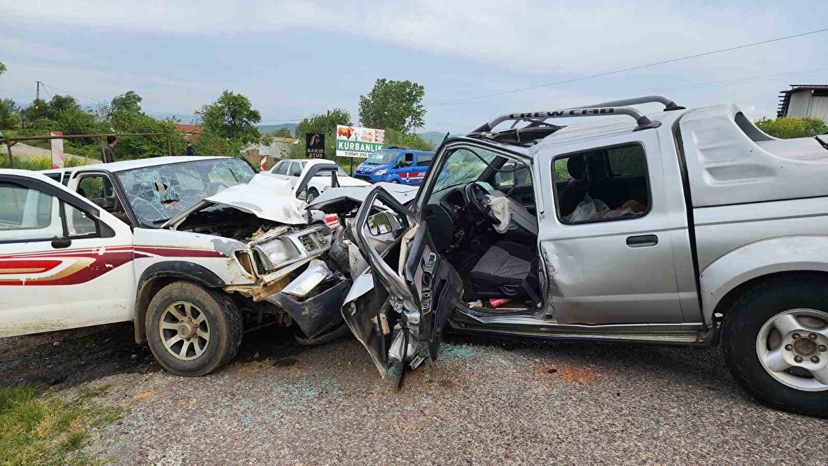 Bursa’nın Mustafakemalpaşa ilçesinde iki otomobilin kafa kafaya çarpıştığı kazada 1 kişi hayatını kaybetti, 4 kişi yaralandı. Kaza anı güvenlik kamerasına yansıdı.
