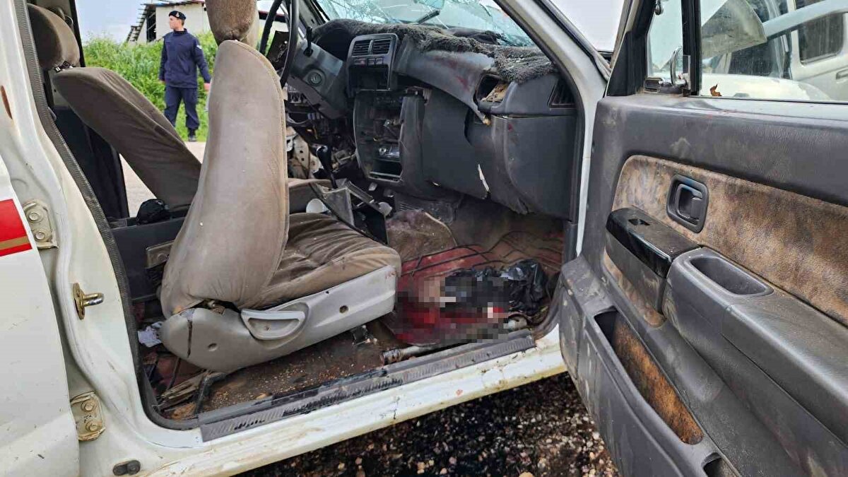 Kaza, Mustafakemalpaşa ilçesinde meydana geldi. İddiaya göre, 16 HBB 04 plakalı S.A.K. idaresindeki araç ile 35 BCD 563 plakalı A.K. yönetimindeki araç, karşı istikametlerden seyir halindeyken kafa kafaya çarpıştı.