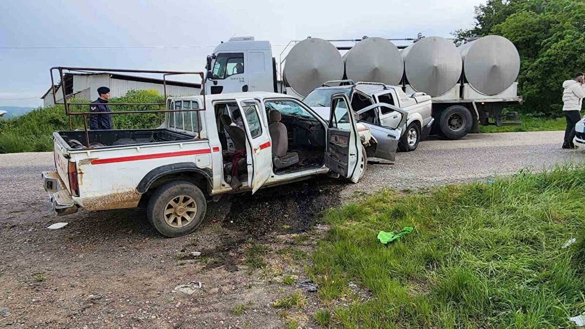 Kaza anı kamerada<br>Öte yandan, kaza anı bir iş yerinin güvenlik kamerası tarafından saniye saniye kaydedildi. Kaza nedeniyle yol bir süre trafiğe kapatılırken, ekiplerin çalışmasının ardından trafik tek şeritten kontrollü şekilde yeniden sağlandı.<br>Jandarma ekipleri kazayla ilgili inceleme başlattı.
